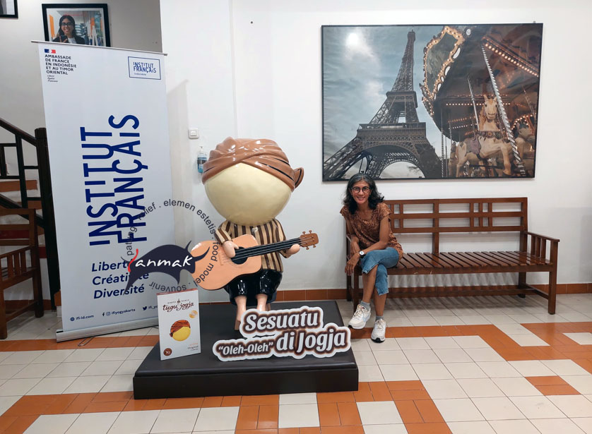 patung maskot kartun